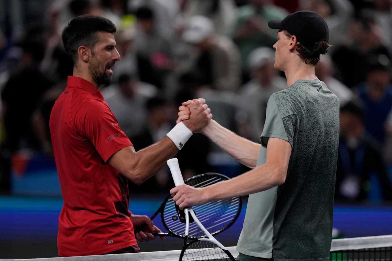 Novak Djokovic tackar Jannik Sinner för matchen efter finalen i Shanghai. Foto: Andy Wong/AP/TT