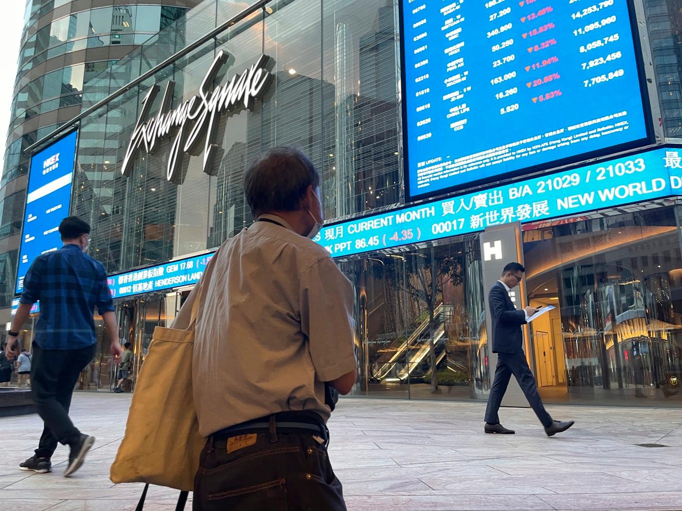 Hongkongbörsen fortsätter med de tvära indexkast som avlöst varandra den senaste tiden. Arkivbild från den 8 oktober. Foto: AP/TT