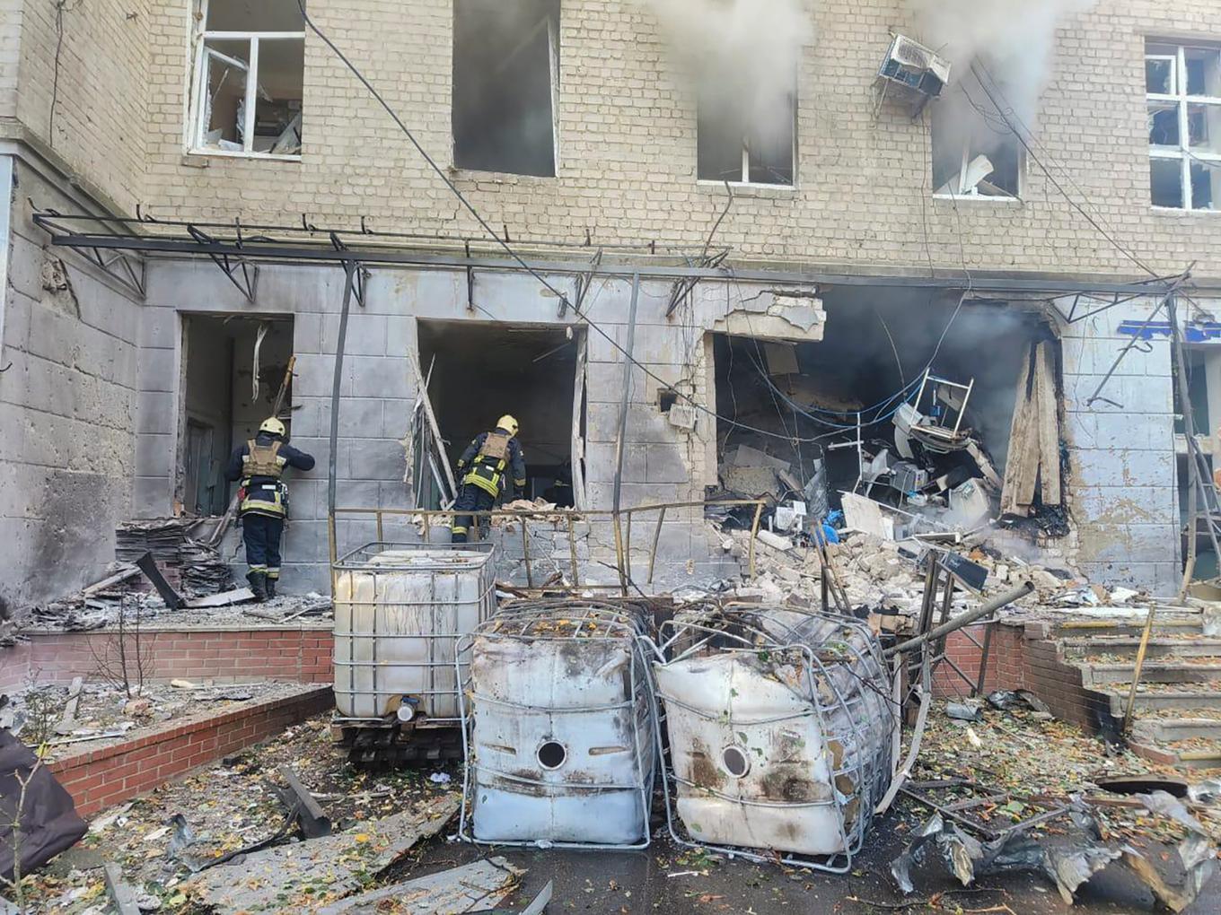 Räddningstjänsten letar efter skadade efter en rysk attack mot en vårdinrättning i staden Sumy den 28 september. Foto: Ukrainska räddningstjänsten via AP/TT