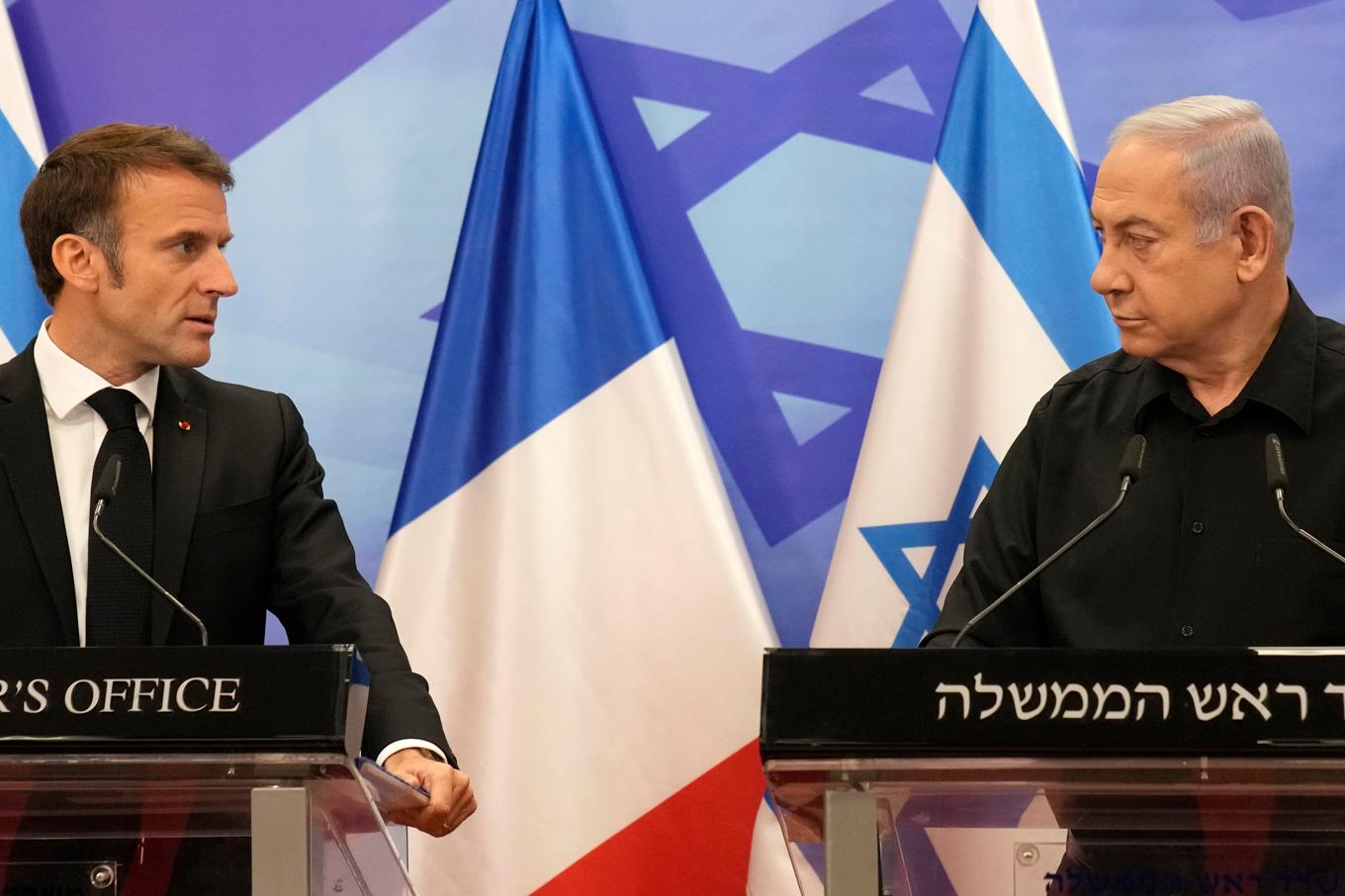 Frankrikes president Emmanuel Macron och Israels premiärminister Benjamin Netanyahu har hamnat i öppet bråk. Arkivbild. Foto: Christophe Ena/AP/TT