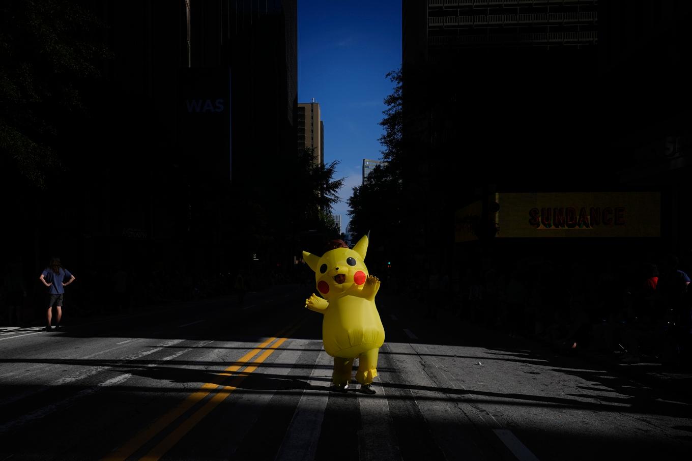 En person i Pikachukostym i Atlanta, USA. Pokémon-utvecklarna Game Freak har utsatts för en hackerattack. Arkivbild. Foto: Brynn Anderson/AP/TT