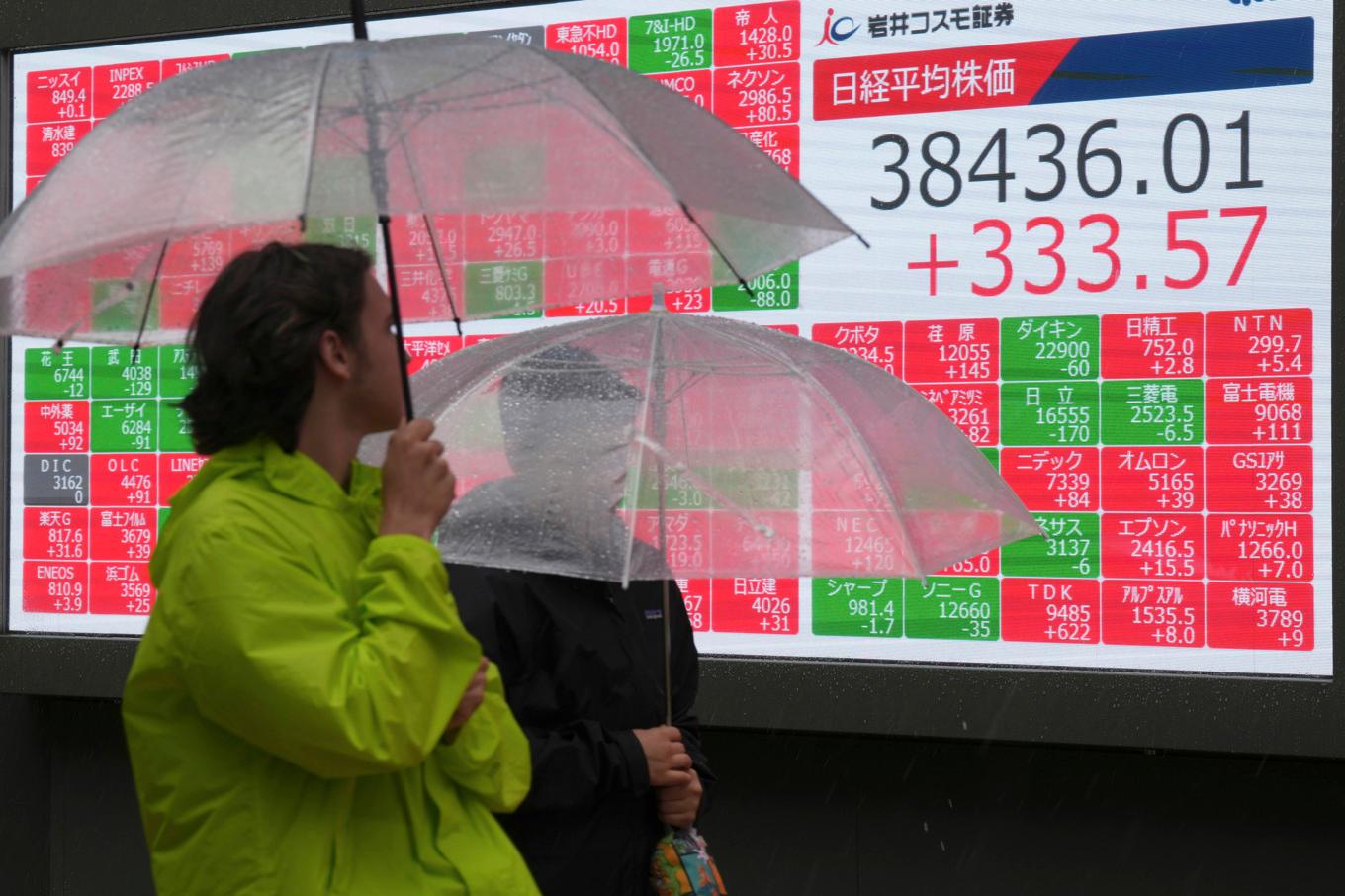 Det var både upp och ner på Asiens ledande börser vid lunchtid, onsdag. Arkivbild. Foto: Eugene Hoshiko/AP/TT