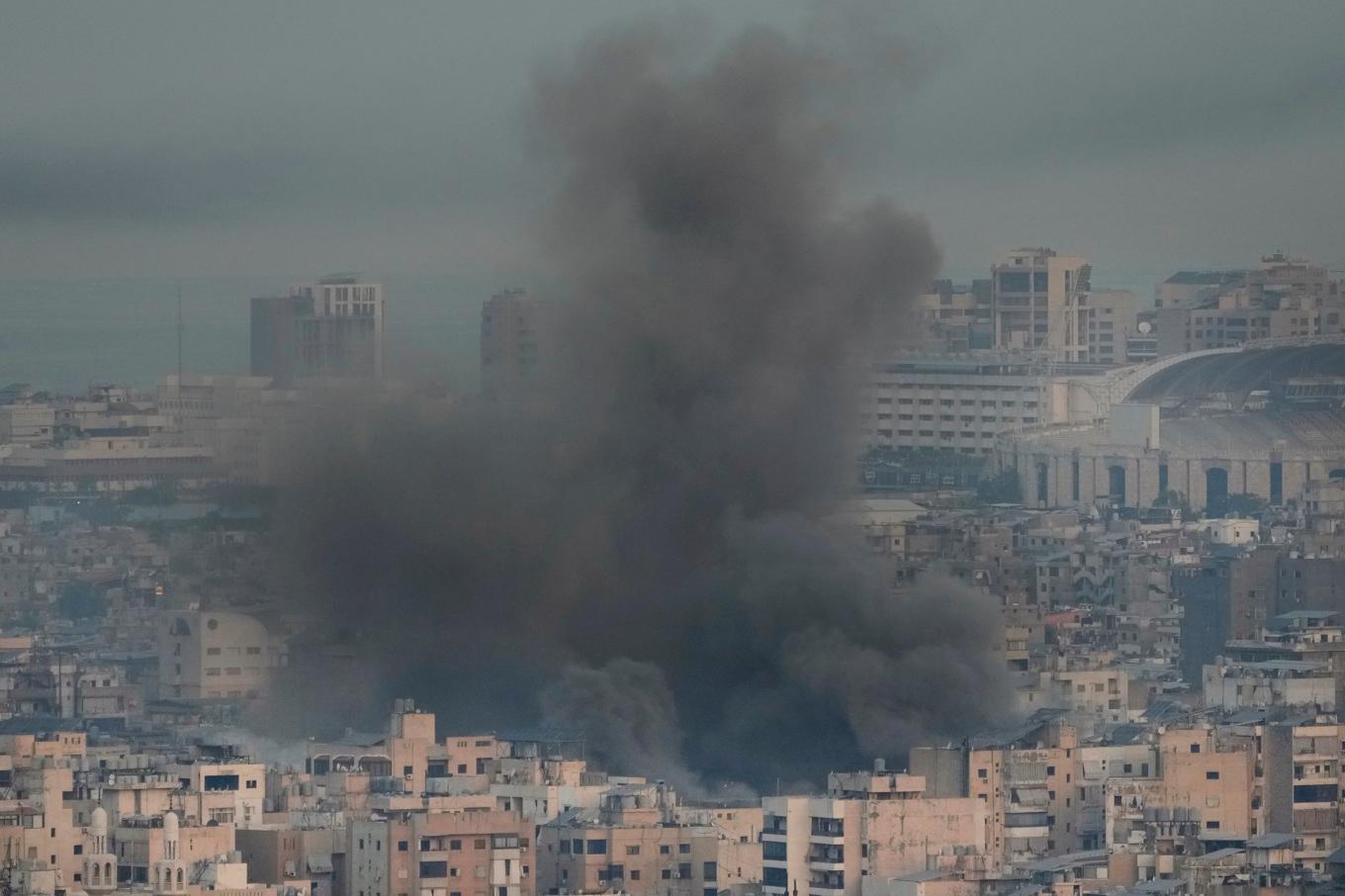 Rök stiger mot himlen efter israeliska flyganfall mot södra Beirut på onsdagen. Foto: Hussein Malla/AP/TT