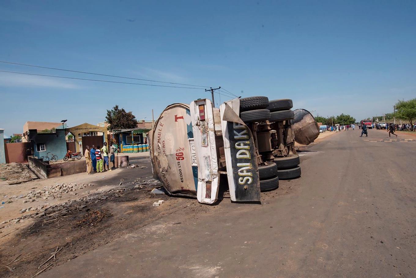 En tankbil exploderade i Nigeria. Foto: Sani Maikatanga/AP/TT