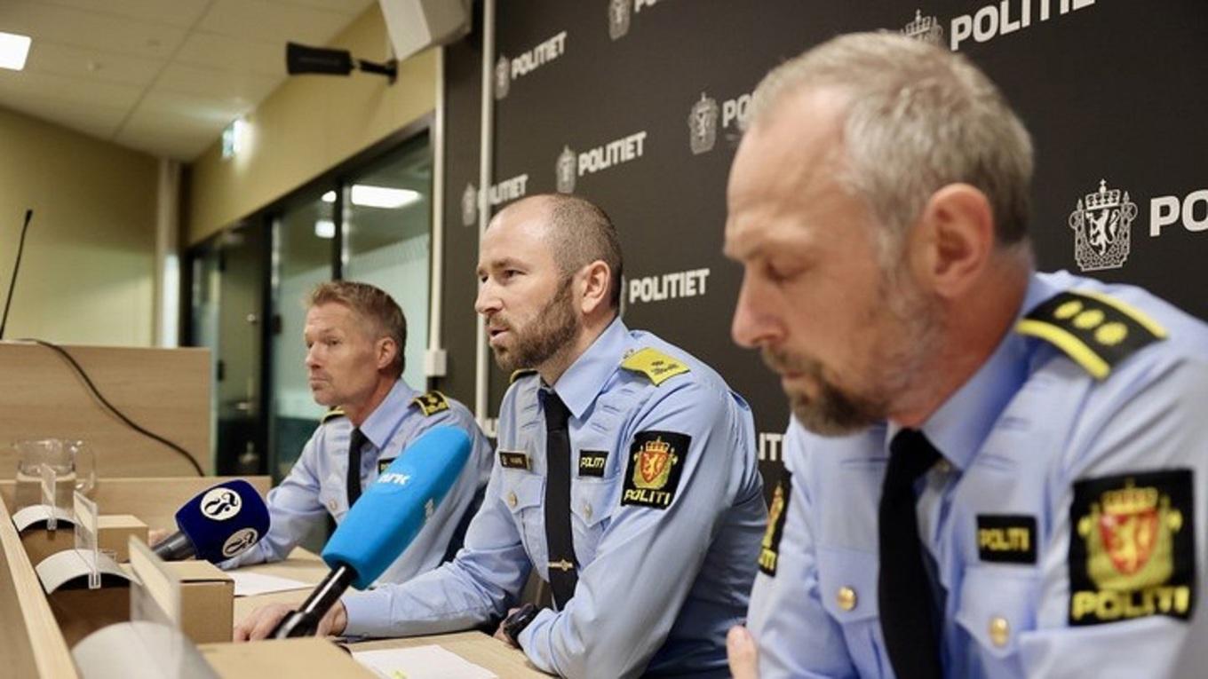 Presskonferens om tillslaget med polisåklagare Terje Kaddeberg Skaar, vice polismästare Morten Sjustøl och förundersökningsledare Torgeir Winsnes från Agders polisdistrikt. Foto: Kjartan Bjelland/Fædrelandsvennen via NTB/TT