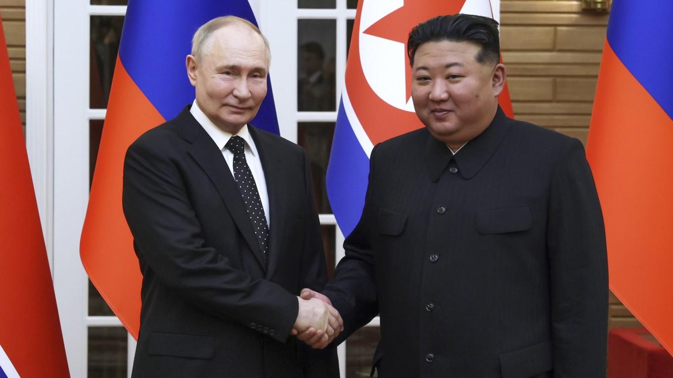 Rysslands president Vladimir Putin då han i juni besökte Nordkorea och skrev under ett partnerskapsavtal med landets diktator Kim Jong-Un. Foto: Gavriil Grigorov/Sputnik/pool via AP/TT