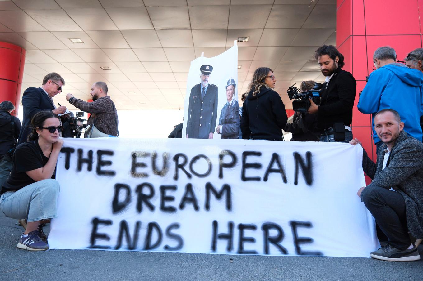 Aktivister protesterar i Albanien mot att Italien har börjat skicka asylsökande till center i landet för att invänta beslut. Foto: Vlasov Sulaj/AP/TT