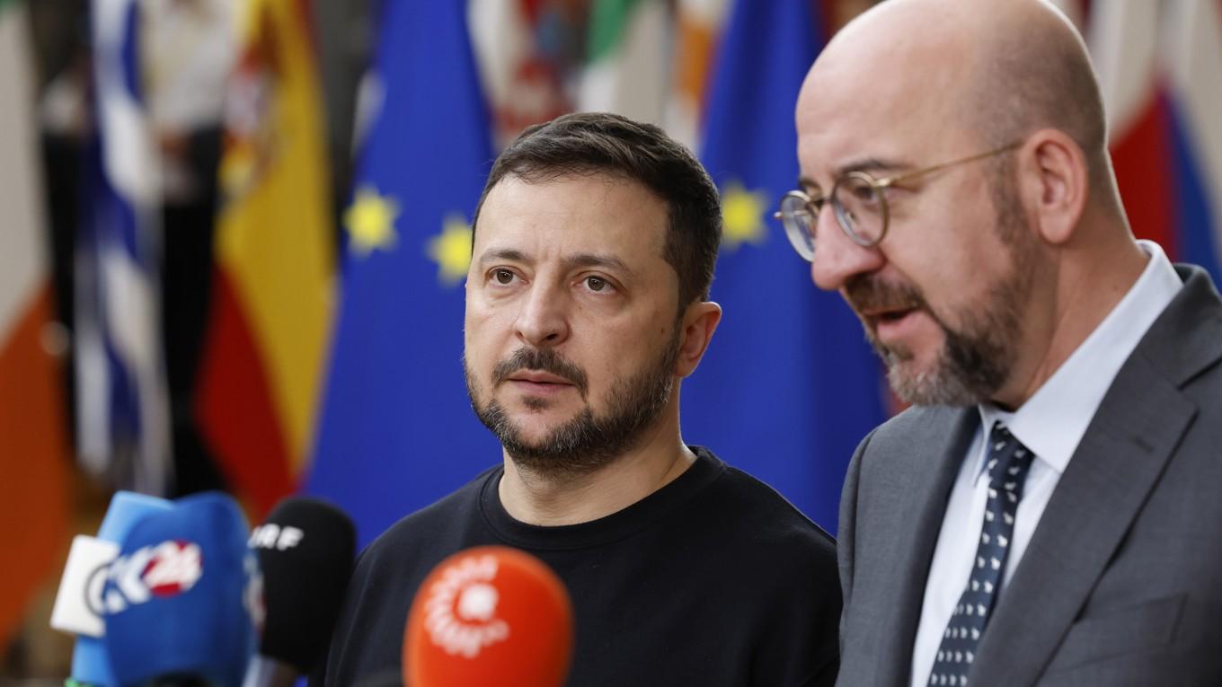 Ukrainas president Volodymyr Zelenskyj och EU:s rådsordförande Charles Michel i Bryssel. Foto: Geert Vanden Wijngaert/AP/TT