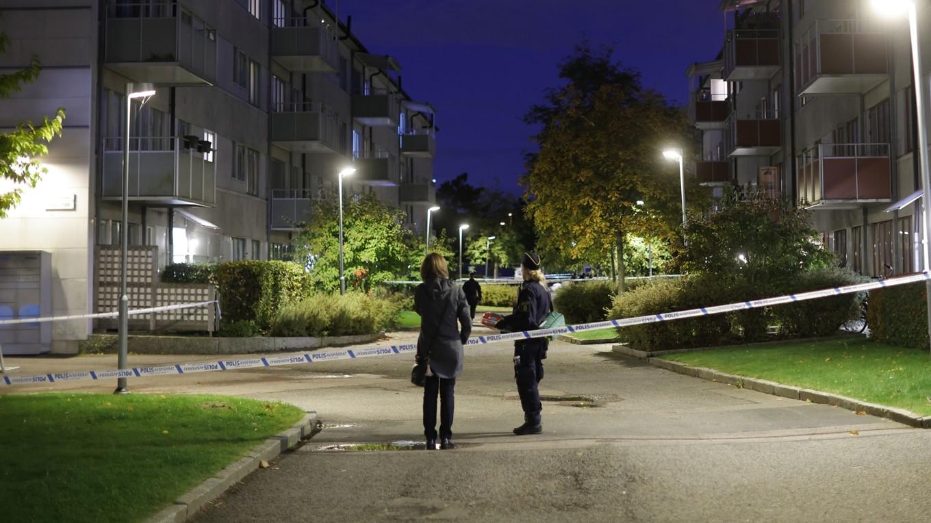 Andelen grova brott som klaras upp har inte ökat de senaste åren, enligt en Brå-utvärdering. Bild från polisinsats efter en skjutning på Hisingen i Göteborg i oktober. Foto: Adam Ihse/TT