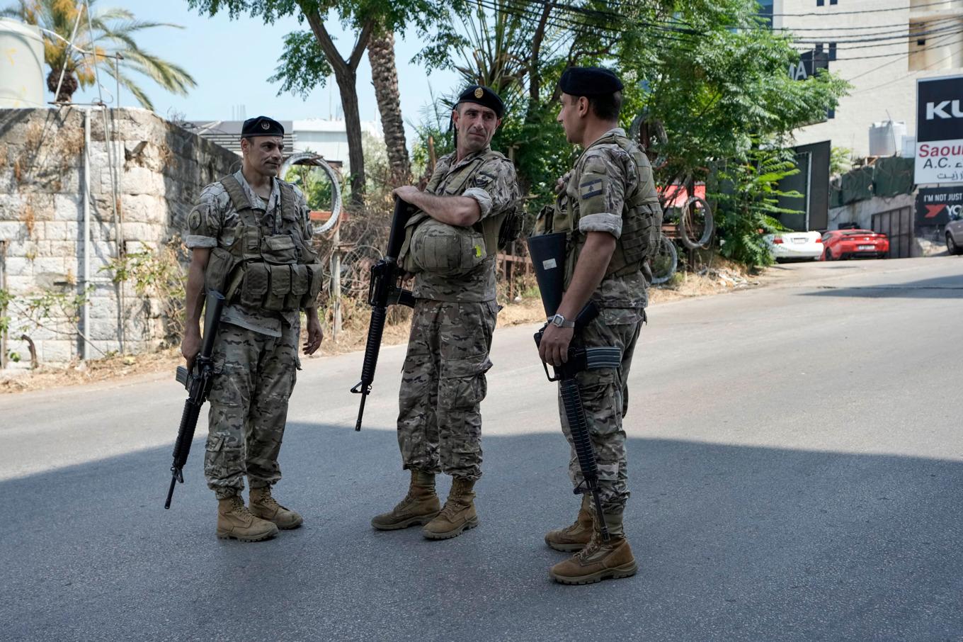 Beirut är på helspänn under kriget. Arkivbild med libanesisk säkerhetspersonal från i somras. Foto: Bilal Hussein/AP/TT