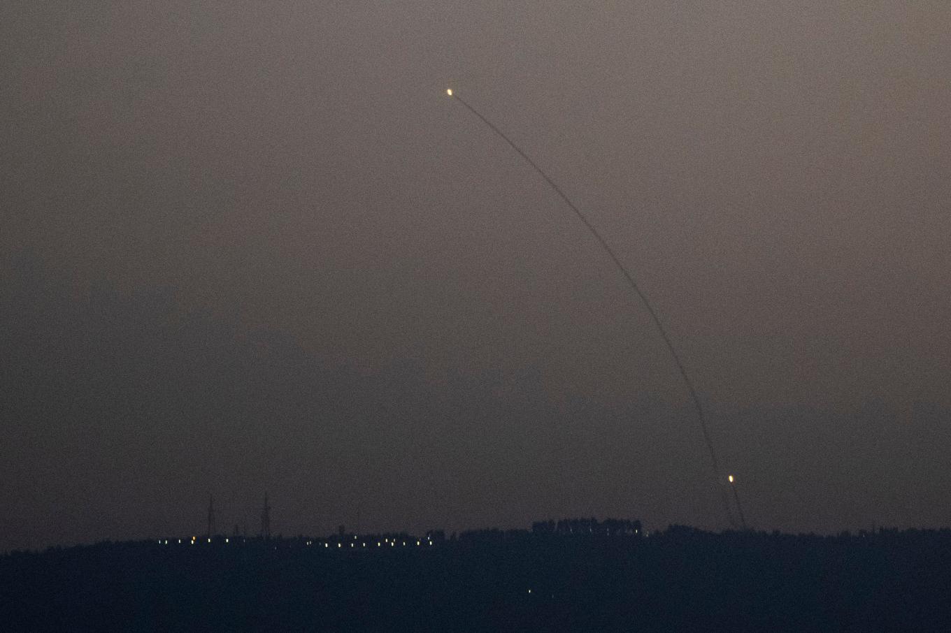 Israeliskt luftförsvar i norra Israel skjuter ned inkommande raketer från Libanon. Bild från i måndags. Foto: Leo Correa/AP/TT