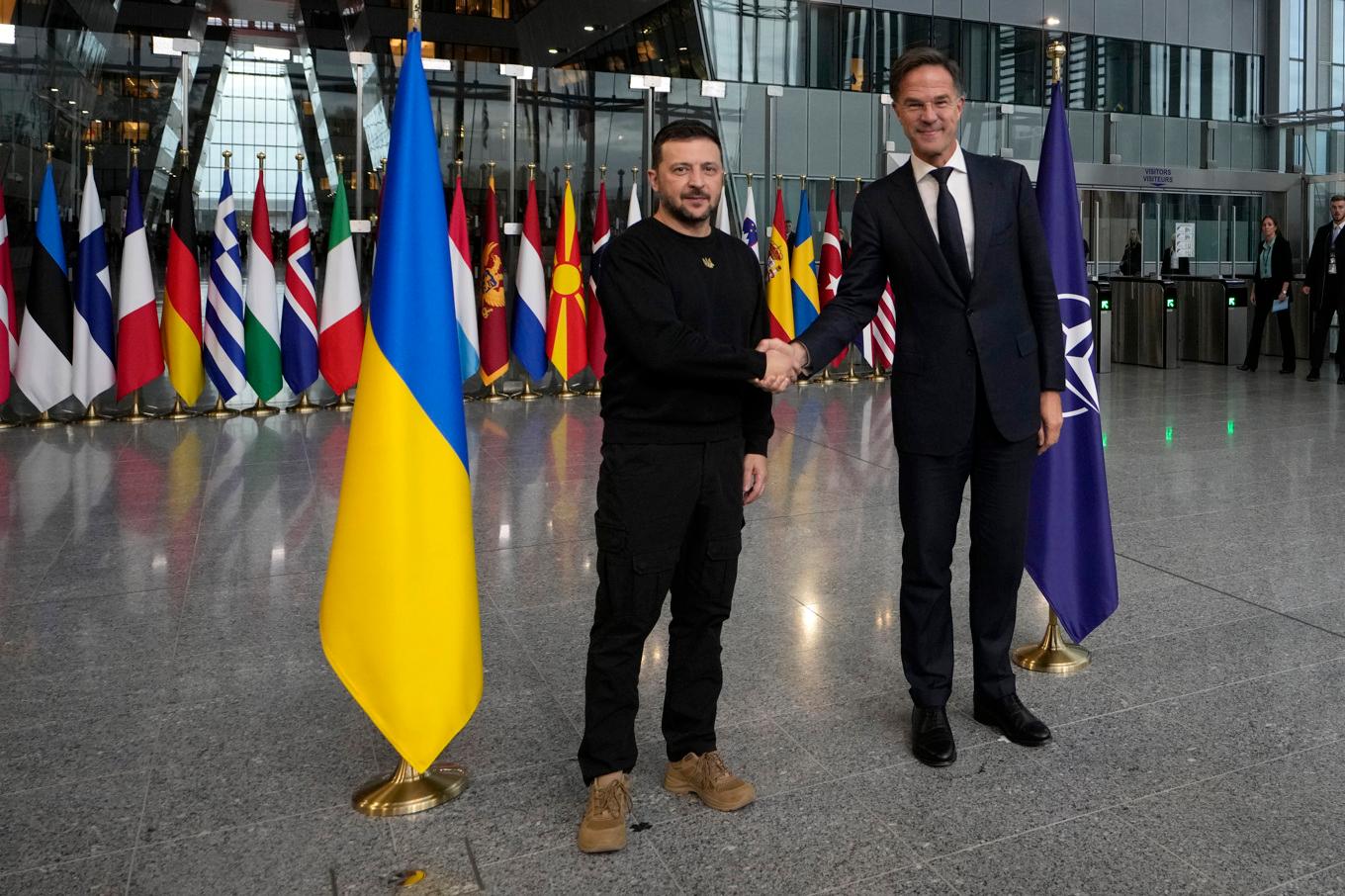 Ukrainas president Volodymyr Zelenskyj skakar hand med Natos generalsekreterare Mark Rutte i Bryssel på torsdagen. Foto: Virginia Mayo/AP/TT