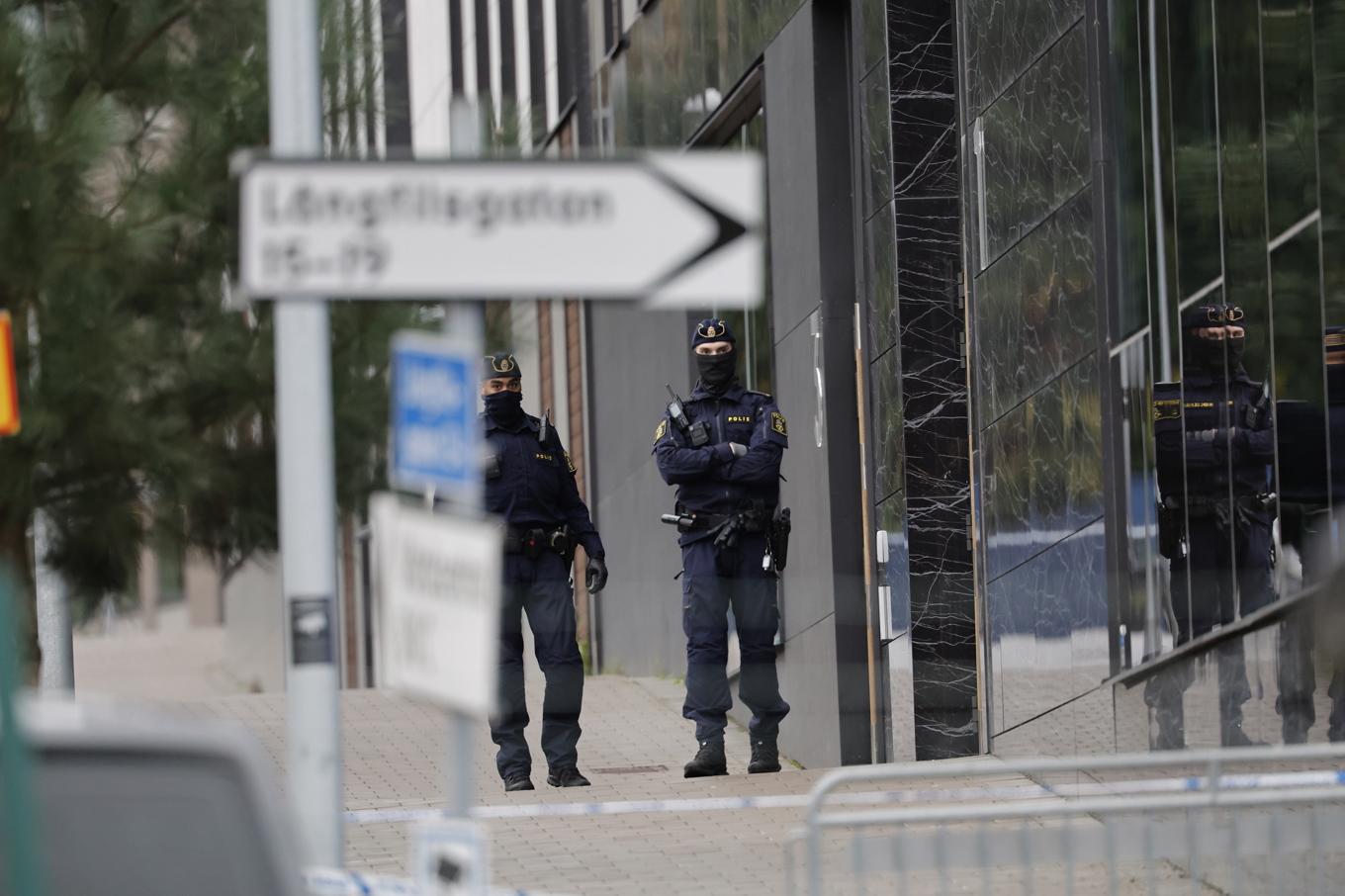 Poliser på plats efter skottlossningen mot det israeliska företaget Elbit Systems i Göteborg i torsdags. Foto: Adam Ihse/TT