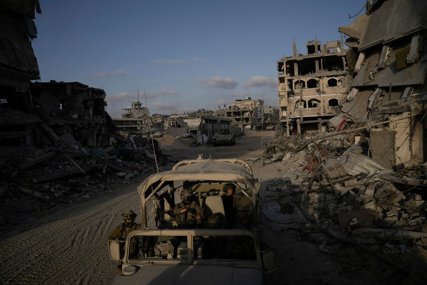 Israeliska soldater i det krigshärjade södra Gaza. Foto: Leo Correa/AP/TT