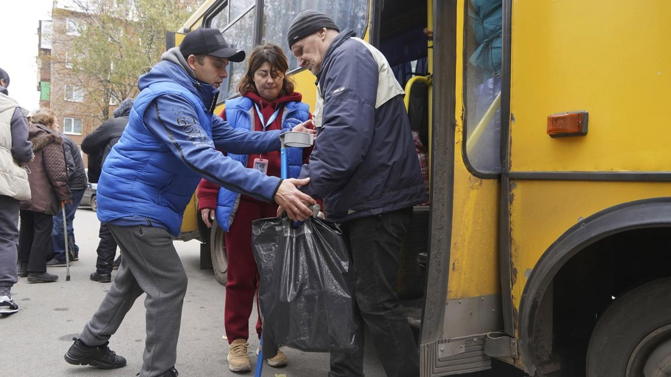 En man får hjälp att lämna Kupjansk, där myndigheterna uppmanar till evakuering. Bilden togs på torsdagen. Foto: Andrii Marienko/AP/TT