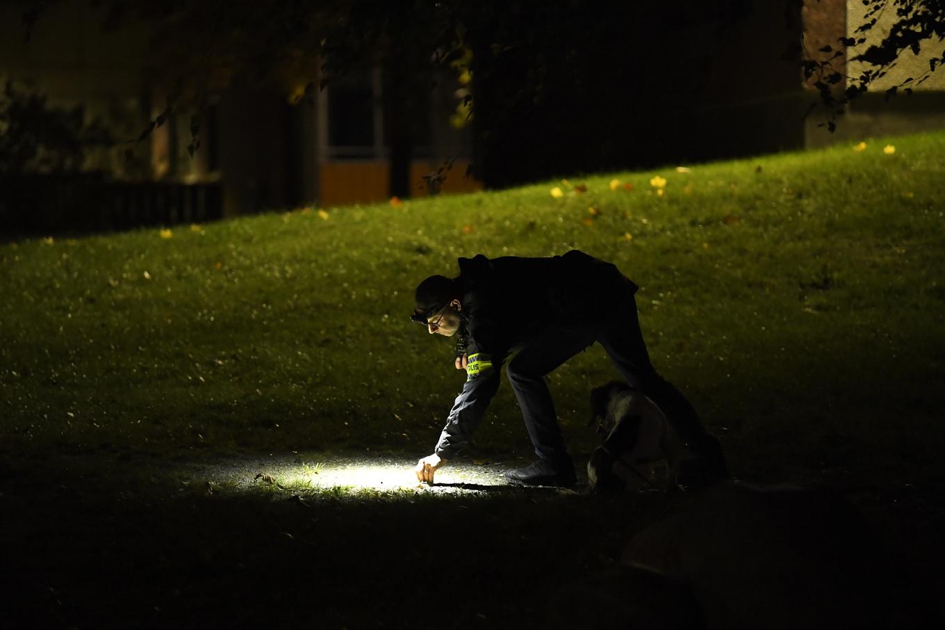 Polisen arbetar på platsen där ett bostadshus besköts på lördagskvällen. Foto: Oscar Olsson/TT