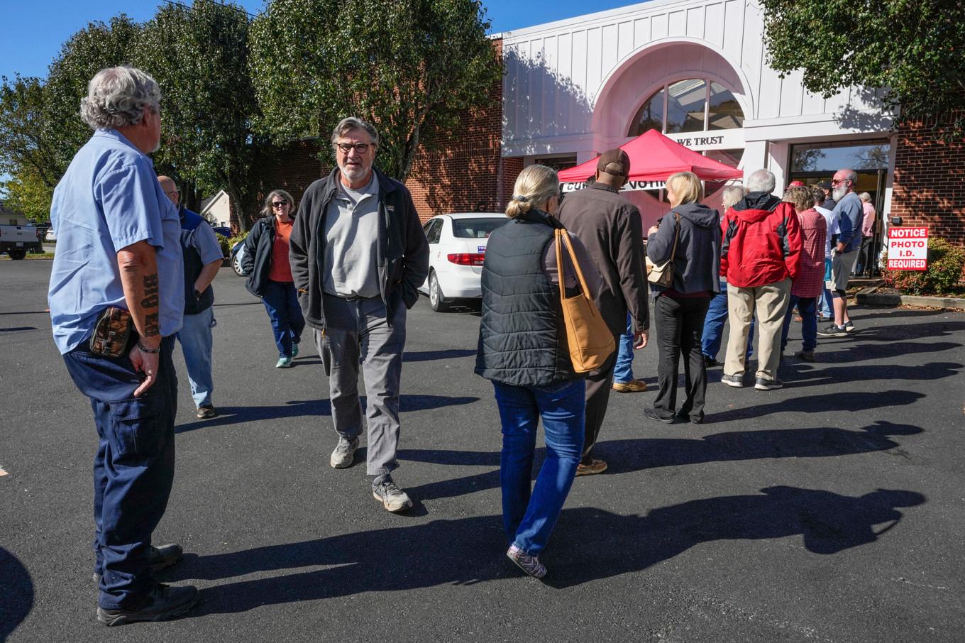 Väljare i North Carolina köar för att förtidsrösta. Bilden är från i torsdags. Foto: Kathy Kmonicek/AP/TT