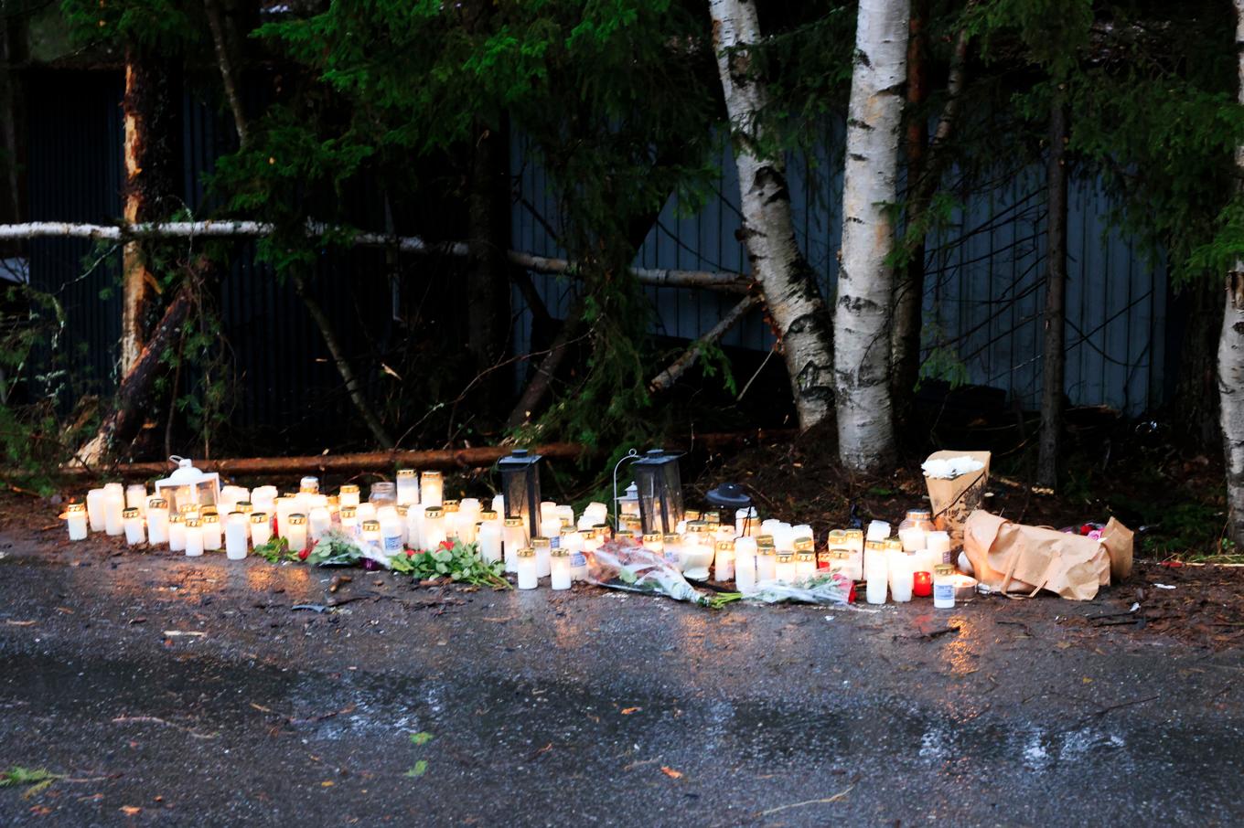 Ljus och blommor vid olycksplatsen där tre unga män dog och en ung kvinna skadades svårt natten mot söndagen. Foto: Fredrik Sundvall/TT