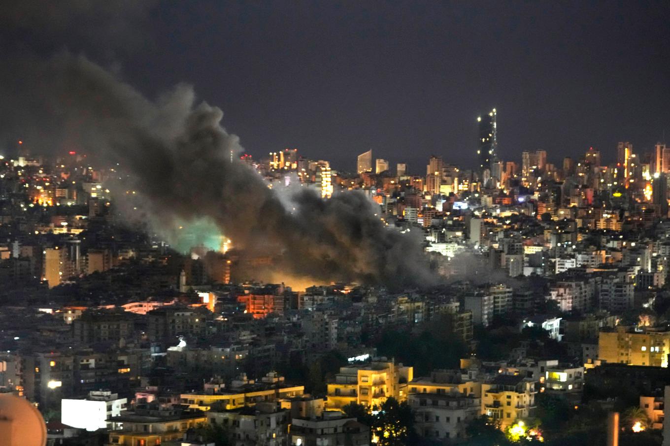 Rök i södra Beirut efter israeliska flygattacker på söndagsmorgonen. Foto: Hussein Malla/AP/TT