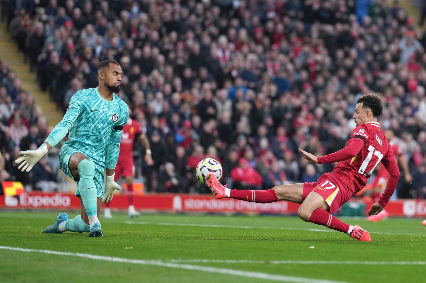 Liverpools Curtis Jones sätter dit 2–1 i hemmamötet med Chelsea. Foto: Jon Super/AP/TT