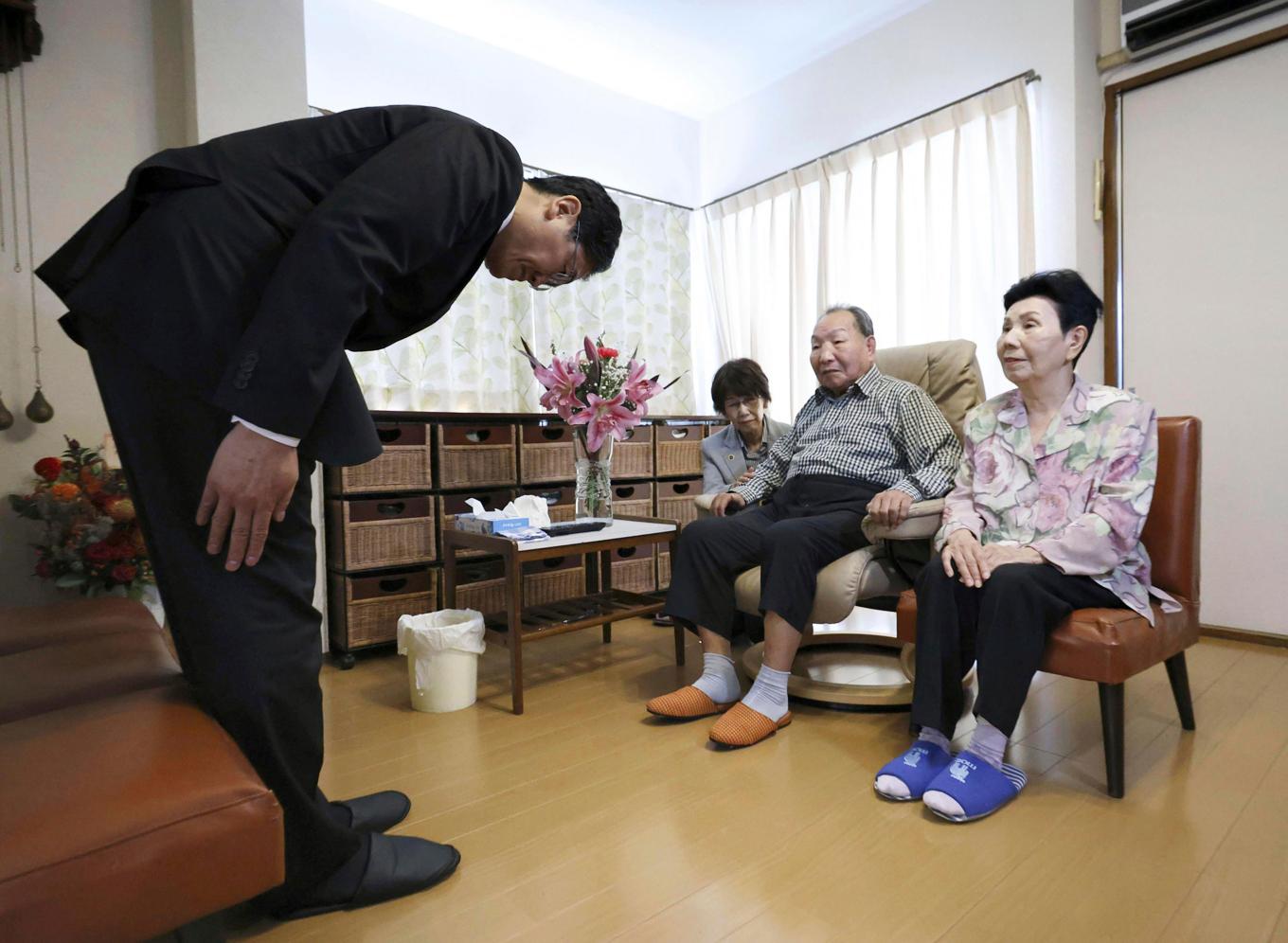 Takayoshi Tsuda, polischef i Shizuoka-regionen i centrala Japan, ber om ursäkt till Iwao Hakamada (mitten), som satt fängslad i nära 50 år för brott han inte begått. Foto: Kyodo News via AP/TT