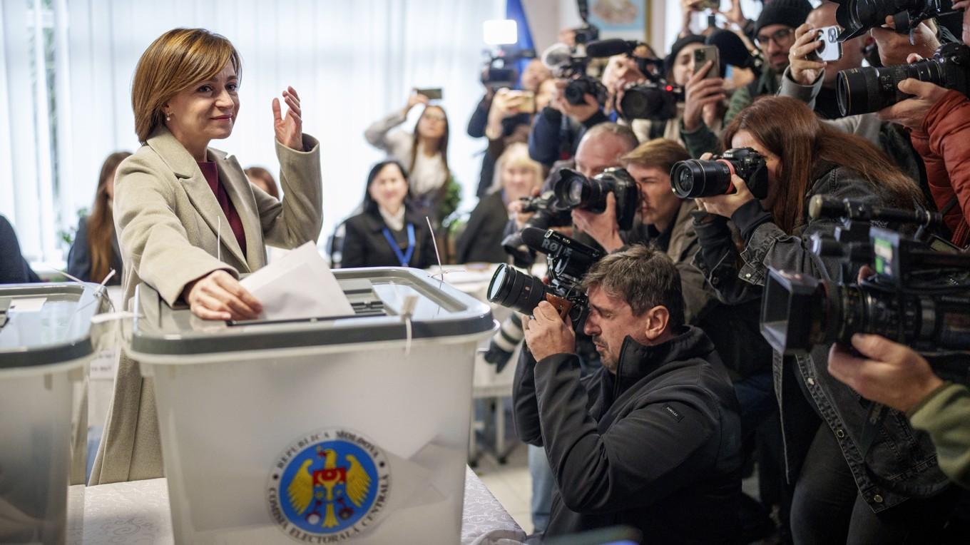 Moldaviens president Maia Sandu röstar i huvudstaden Chisinau i söndagens val. Foto: Vadim Ghirda/AP/TT