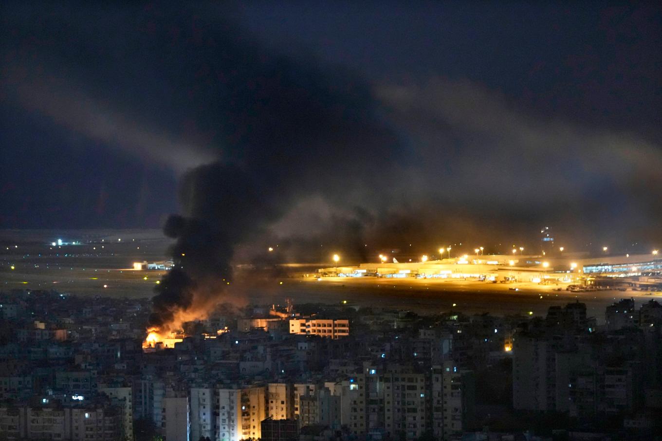 Rök stiger efter en israelisk flygattack mot den libanesiska huvudstaden Beiruts södra förorter på söndagen. Foto: Hussein Malla/AP/TT