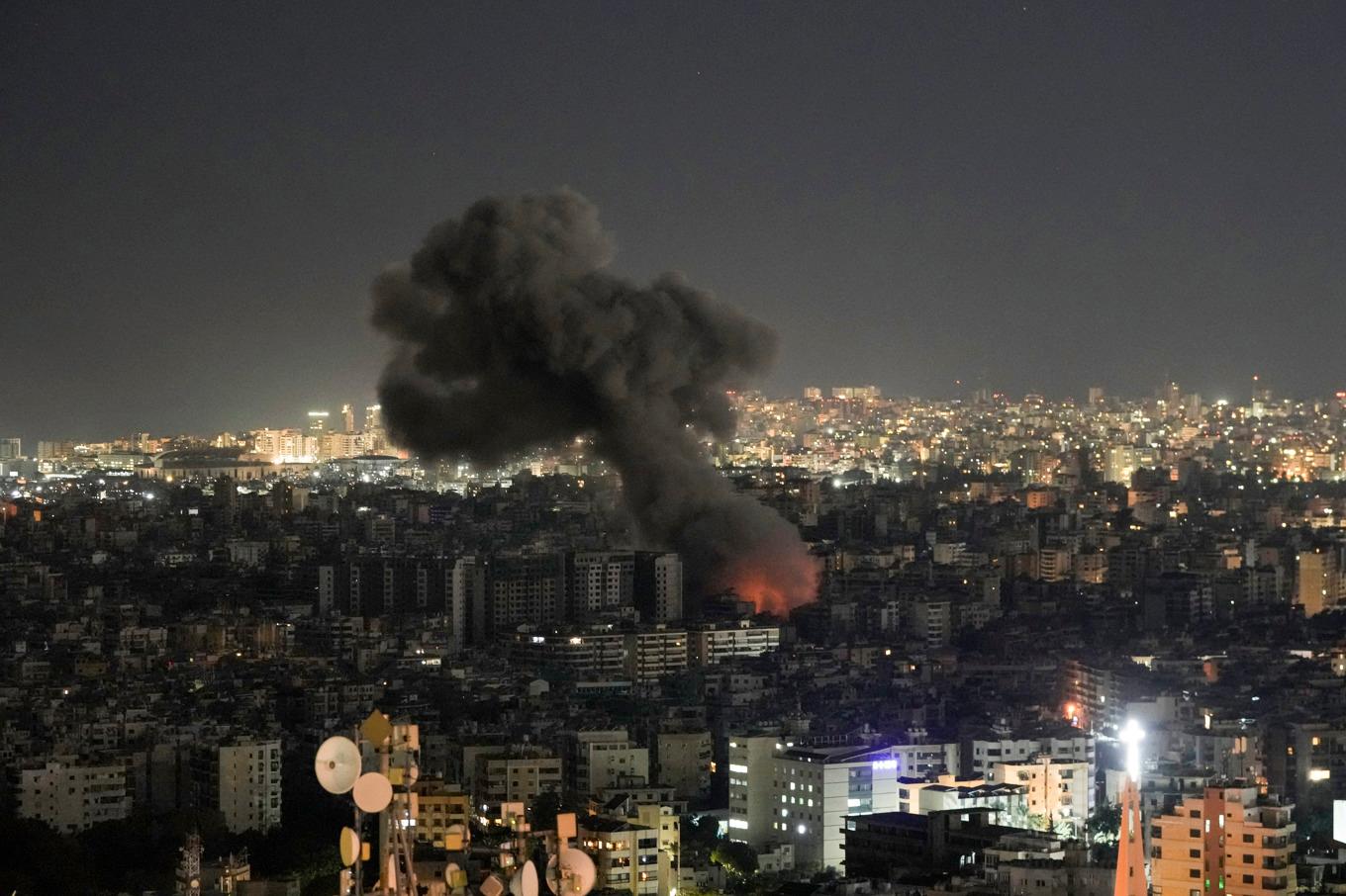 Rök stiger från israeliska attacker i Beirut under måndagen. Foto: Bilal Hussein/AP/TT