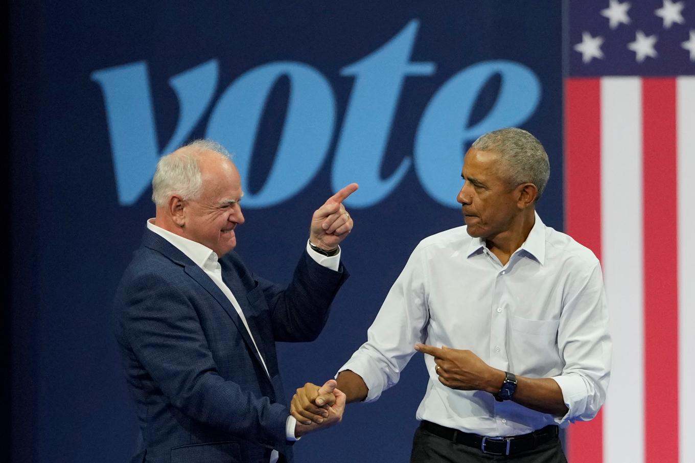 Tidigare presidenten Barack Obama kampanjade tillsammans med Demokraternas vicepresidentkandidat Tim Walz i Wisconsin. Foto: Morry Gash/AP/TT