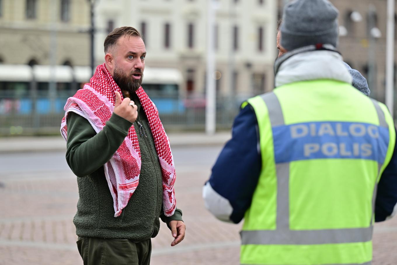 Kristofer Lundberg (V) demonstrerar under en manifestation till stöd för Palestina i Göteborg i söndags. Foto: Björn Larsson Rosvall/TT