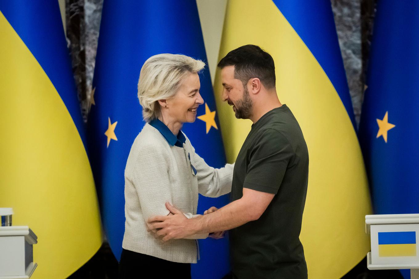 EU-kommissionens ordförande Ursula von der Leyen och Ukrainas president Volodymyr Zelenskyj under ett möte i Kiev i september. Arkivbild. Foto: Christoph Söder/AP/TT