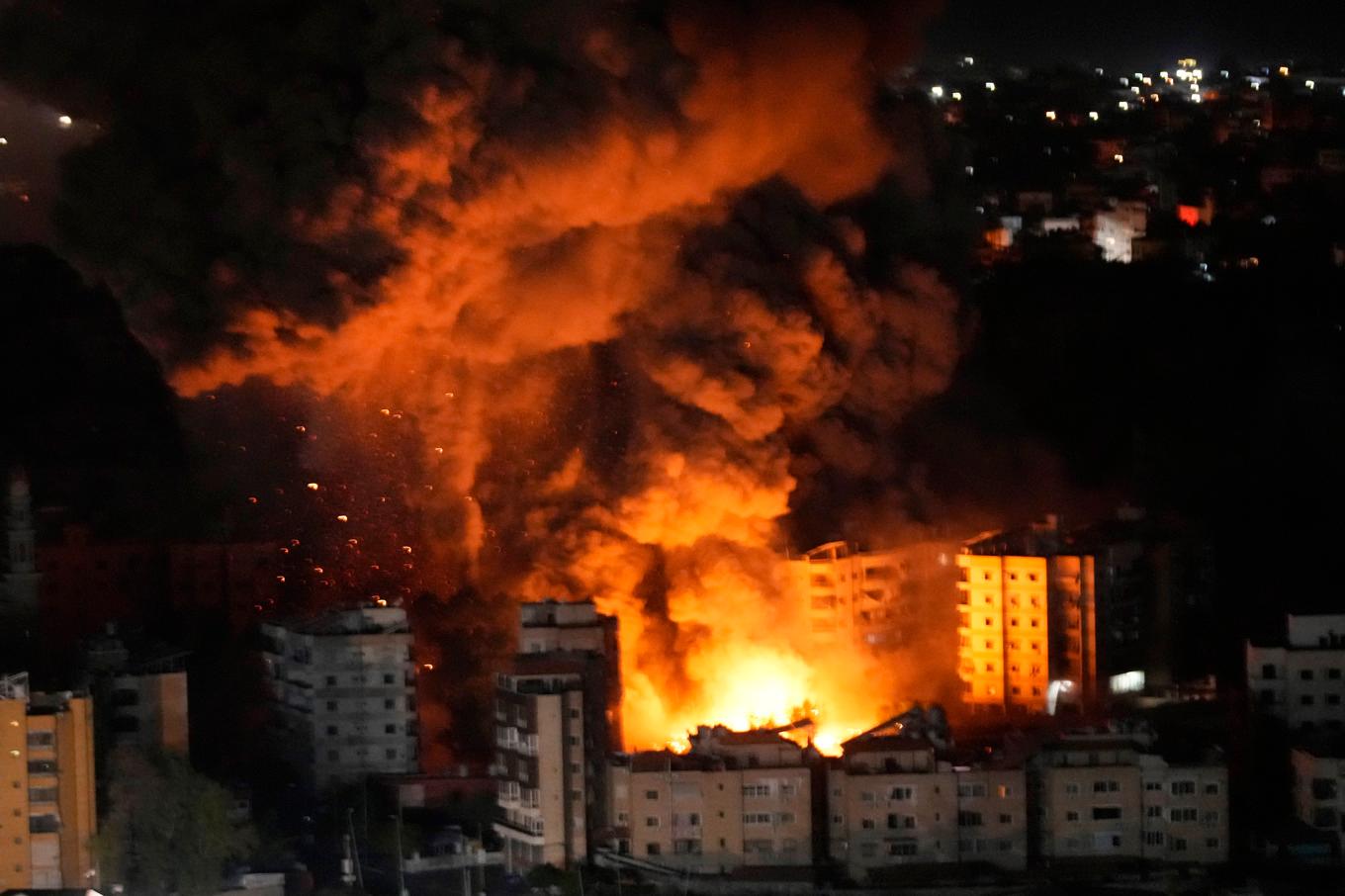 Eld och rök efter en attack mot Beirut under onsdagskvällen. Foto: Hussein Malla/AP/TT