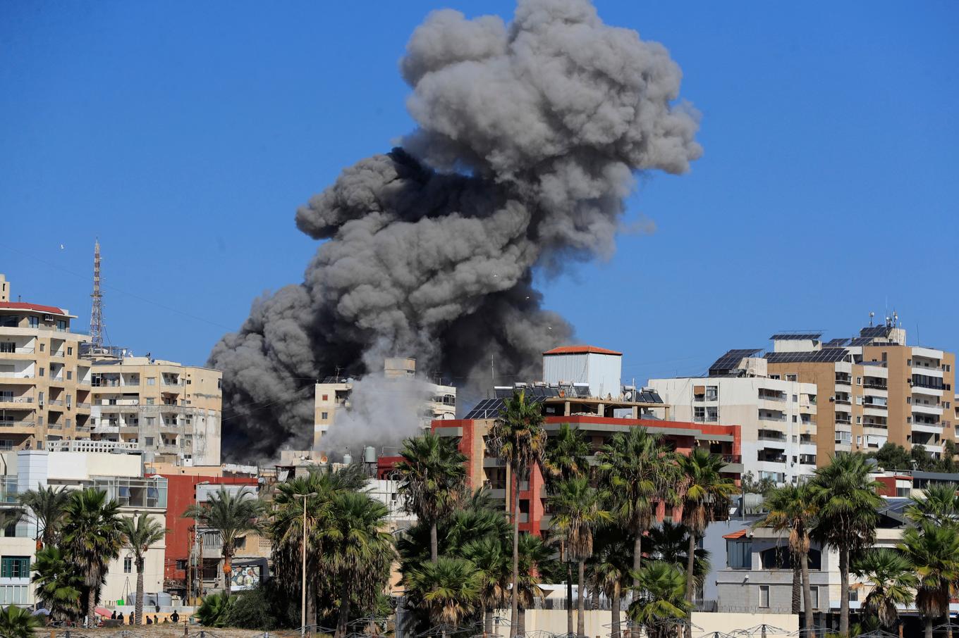 Rök stiger över staden Tyros efter en israelisk attack på onsdagen. Foto: Mohammad Zaatari/AP/TT