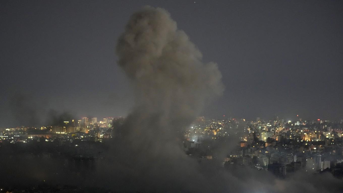 Rök stiger från ett israeliskt luftanfall mot en sydlig förort i Beirut. Foto: Hussein Malla/AP/TT