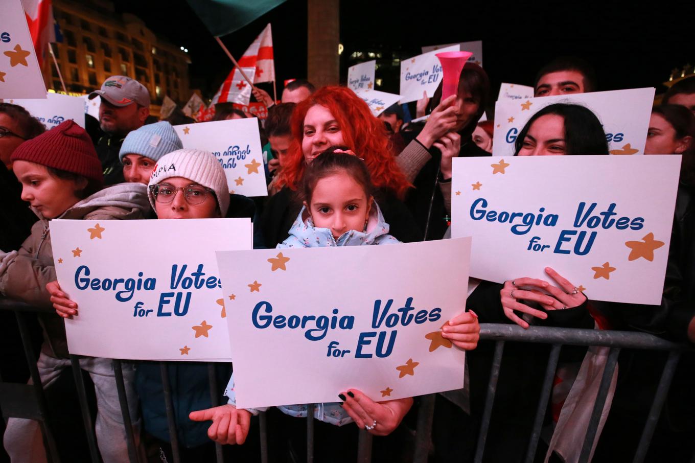 Oppositionsanhängare under en demonstration som samlade tiotusentals i Georgiens huvudstad Tbilisi i söndags. Foto: Zurab Tsertsvadze/AP/TT