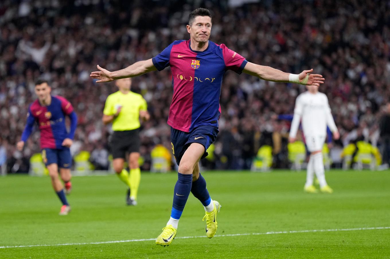 Barcelonas Robert Lewandowski firar efter att ha gjort det inledande målet på Santiago Bernabeu-stadion i Madrid på lördagskvällen. Foto: Manu Fernandez/AP/TT