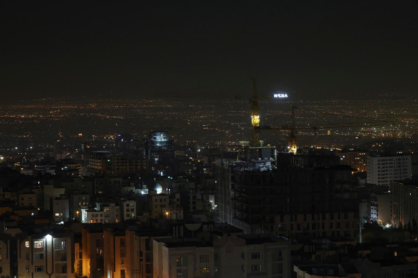 Teheran tidigt på lördagsmorgonen, efter det att Israel utfört attacker mot iranska vapenfabriker under natten. Foto: Vahid Salemi/AP/TT