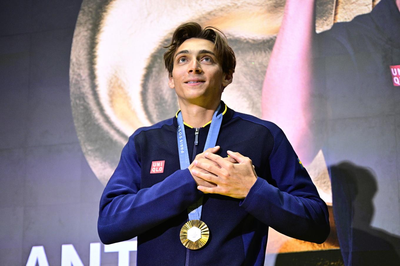 Armand Duplantis med OS-guldet runt halsen. Arkivbild. Foto: Magnus Lejhall/TT