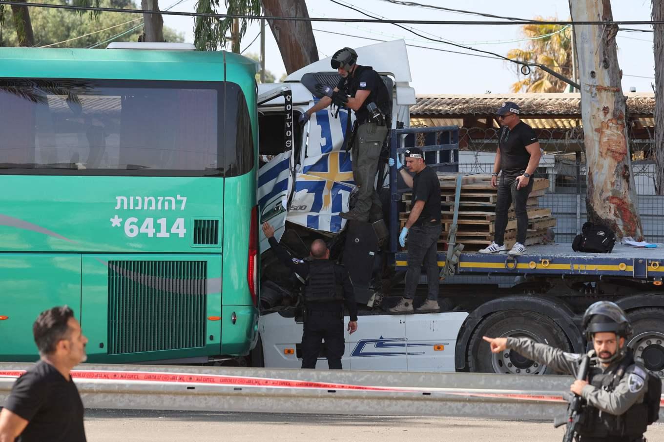 Israelisk polis på plats norr om Tel Aviv vid den misstänkta terrorattacken. Foto: Jack Guez/AFP/TT