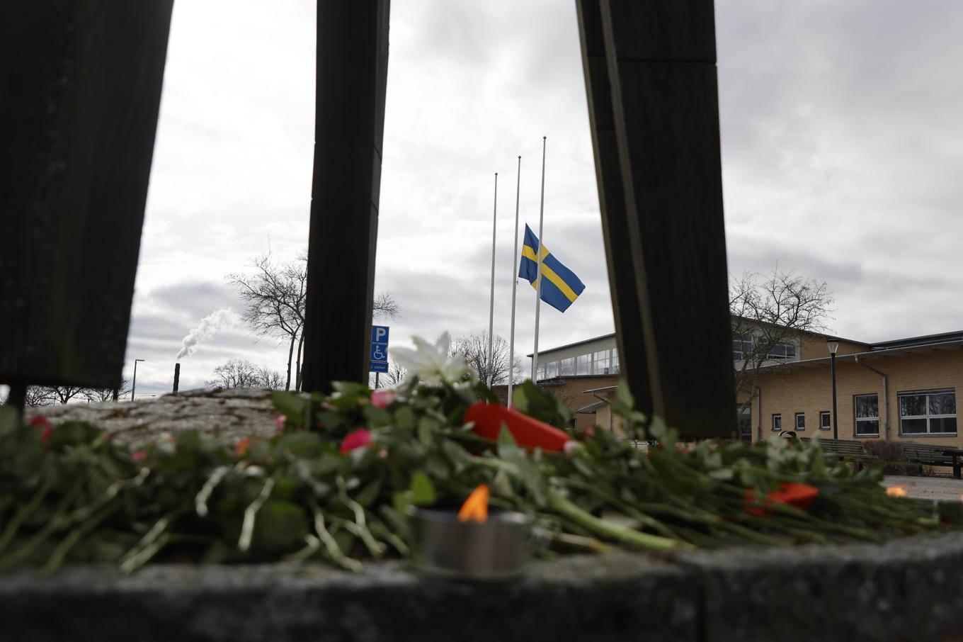 Blommor utanför gymnasieskolan i Marks kommun sedan en 17-årig flicka hittats död. Arkivbild Foto: Adam Ihse/TT