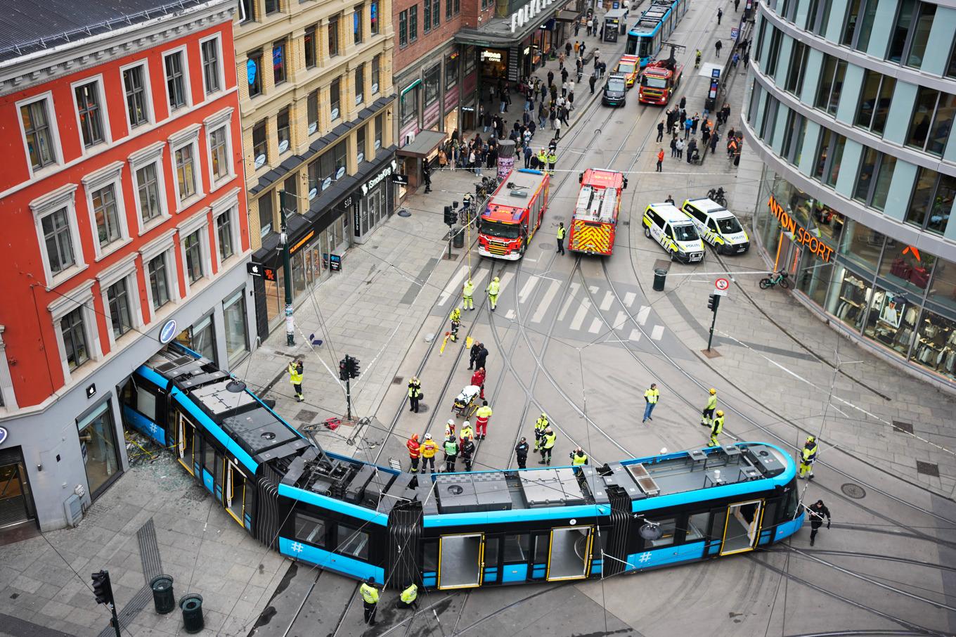 En spårvagn har kört in i en butik i centrala Oslo. Foto: Terje Pedersen/NTB/TT