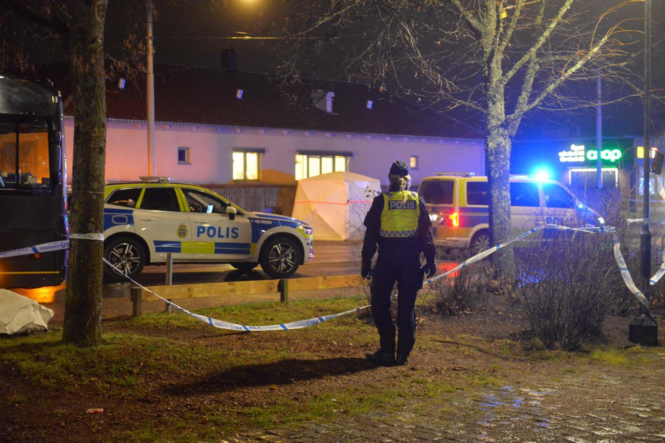 Avspärrningar efter mordet på 17-åringen i stadsdelen Marielund i Norrköping den 20 december 2023. Foto: Niklas Luks/TT