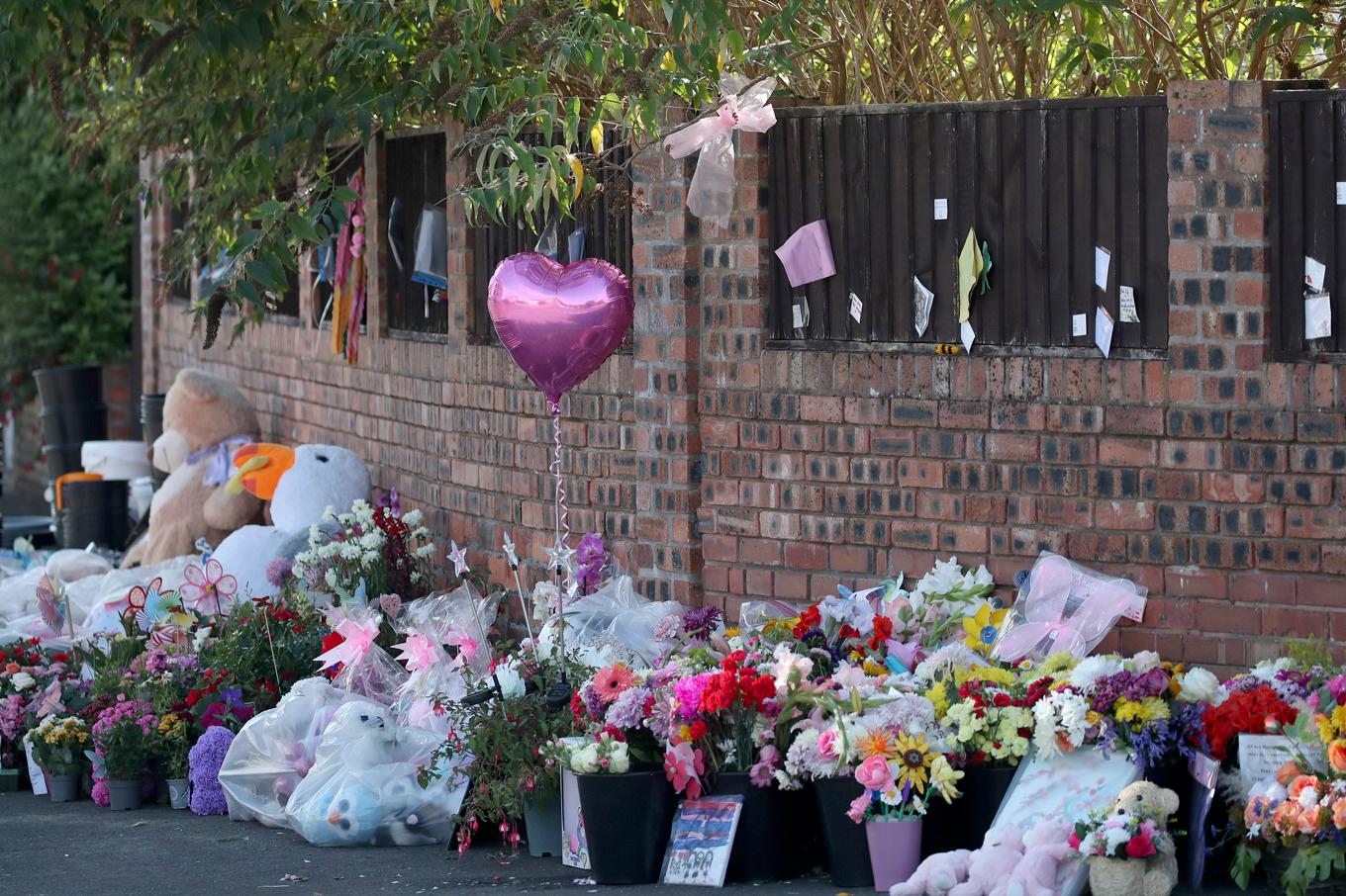 Blomsterhyllningar till offren i Southport, England. Arkivbild. Foto: Scott Heppell/AP/TT