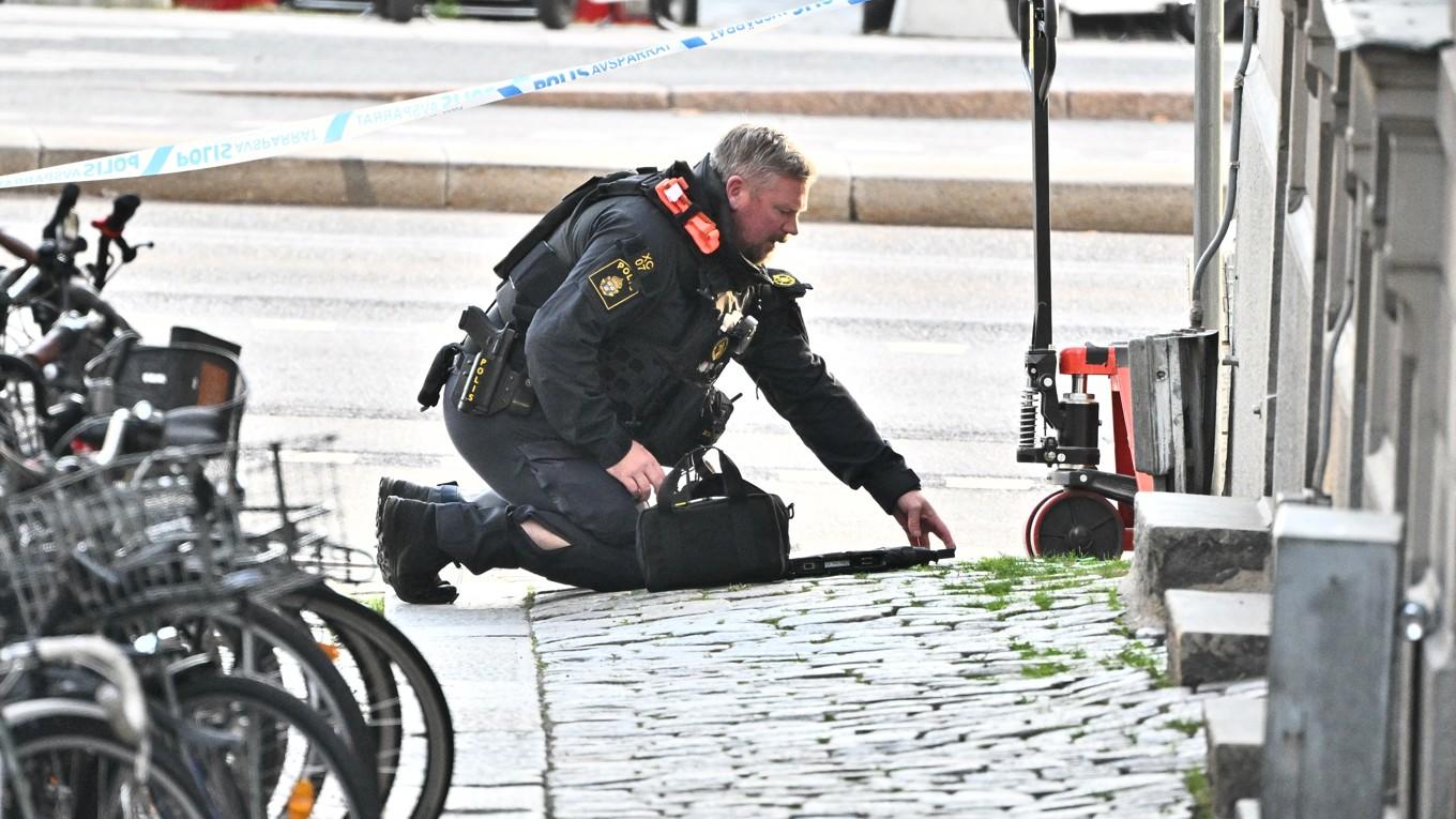 Nationella bombskyddet har genomfört en kontrollerad sprängning sedan en handgranat hittats i Gamla stan. Foto: Claudio Bresciani/TT