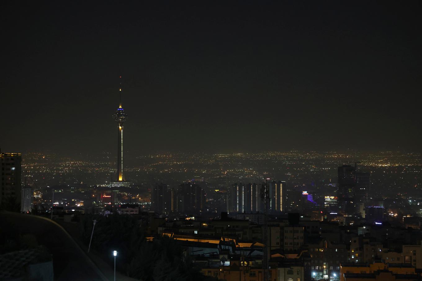 Irans huvudstad Teheran, fotograferad tidigt i lördags morse då Israel riktade flera anfall mot landet. Foto: Vahid Salemi/AP/TT