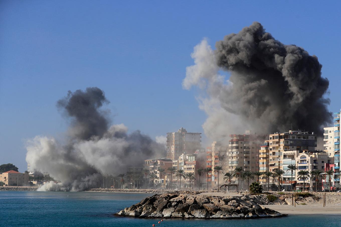 Flera av de samhällen som Israel nu beordrar utrymning av ligger i närheten av kuststaden Tyros, som bombats ihärdigt den senaste veckan. Bild från i måndags. Foto: Mohammad Zaatari/AP/TT