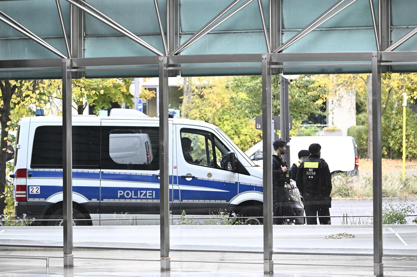 Tysk polis jagar en man som lämnat en väska med en sprängladdning på en pendeltågsstation i Berlin. Bilden är från ett annat tillfälle. Foto: Christine Olsson/TT