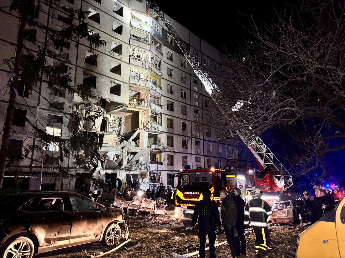 Ett nio våningar högt flerfamiljshus träffades av en rysk flygbomb. Foto: Vitalii Hnidyi/Reuters