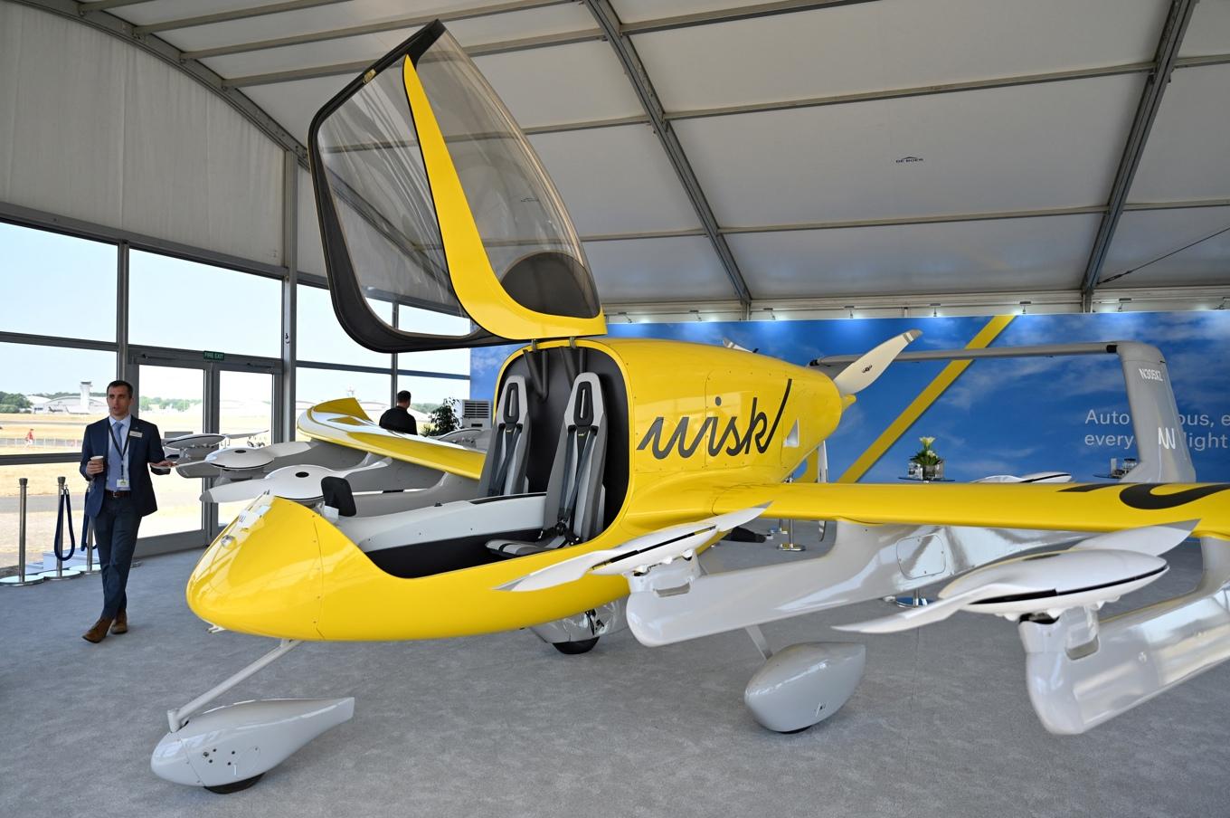 En modell av Wisk Aeros elektriska flygtaxi med vertikal start och landning (eVTOL) visas på Farnborough Airshow i Farnborough, England den 19 juli 2022. Foto: Justin Tallis/AFP via Getty Images