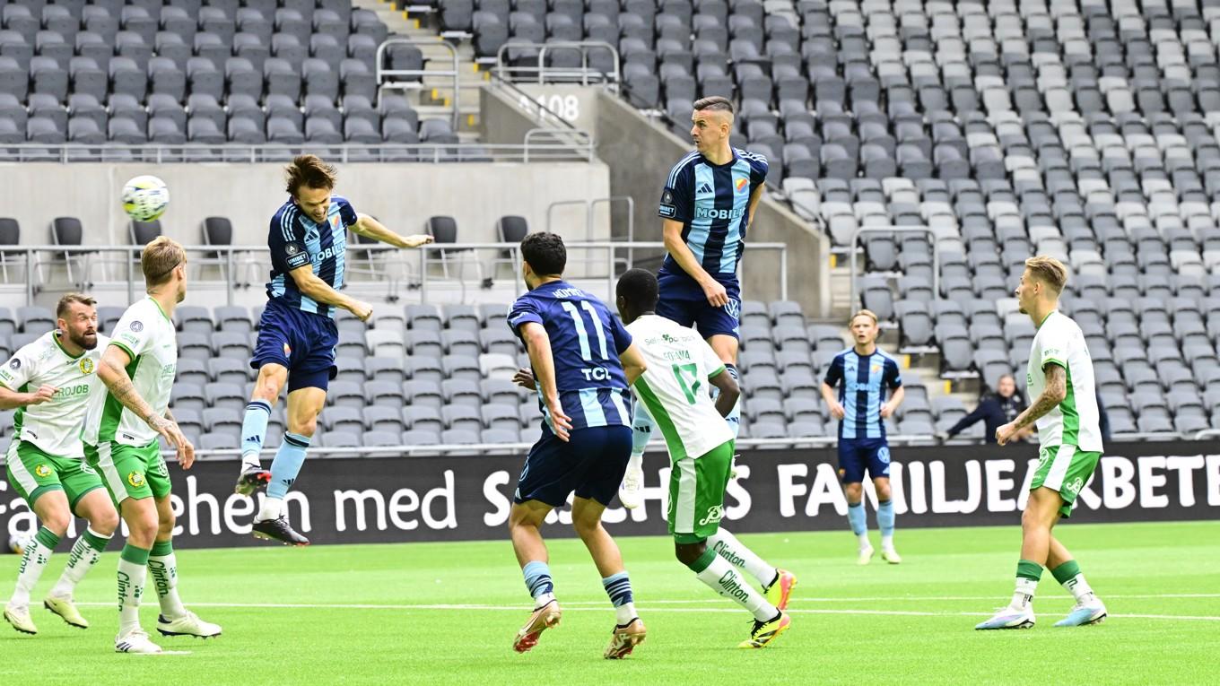 Läktarna gapade tomma under slutkvarten mellan Hammarby och Djurgården. För att slippa sådana här bilder i framtiden måste klubbarna ta sitt ansvar genom att skärpa visiteringen. Foto: Jonas Ekströmer/TT